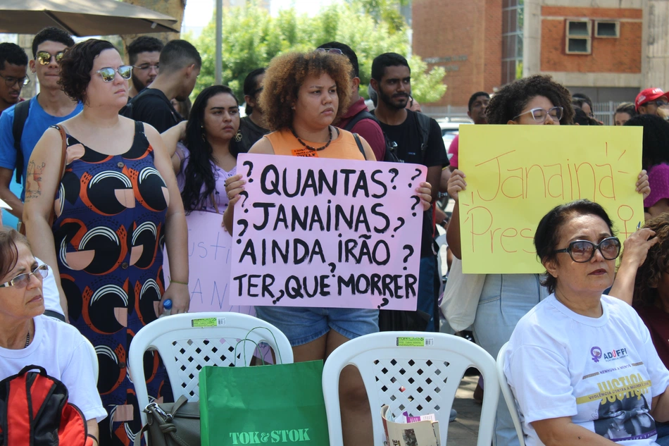 Manifestação em frente ao Fórum de Teresina