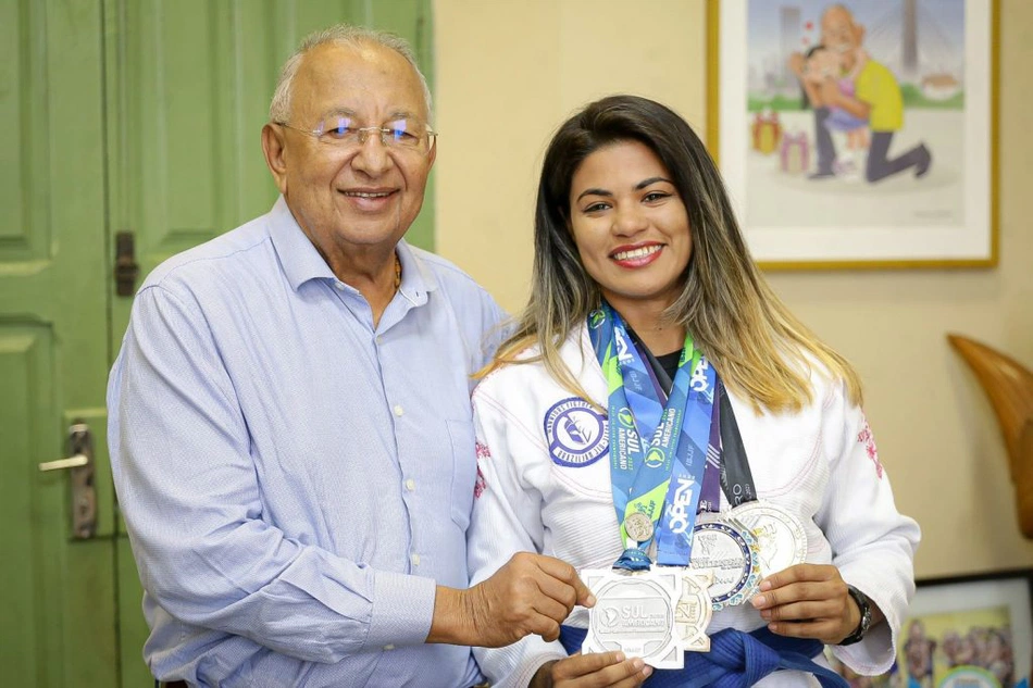 Dr. Pessoa recebe medalhista de prata