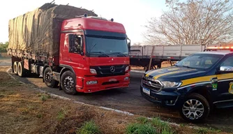 PRF-PI apreende carga ilegal de madeira no município de Batalha