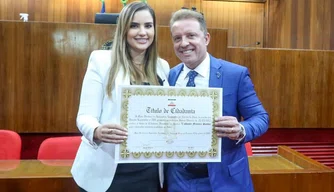 Bárbara do Firmino entrega Título de Cidadania para Juiz Valdemir Ferreira