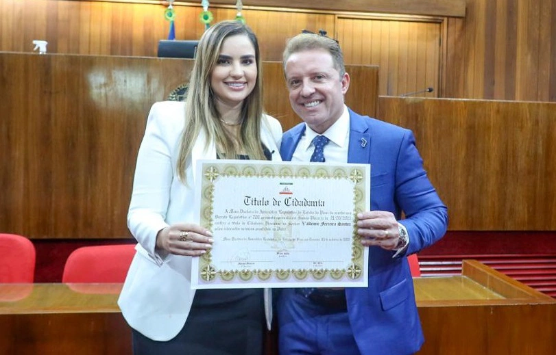 Bárbara do Firmino entrega Título de Cidadania para Juiz Valdemir Ferreira