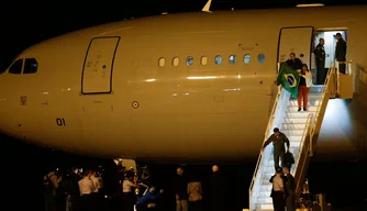 Primeiro avião trazendo brasileiros de Israel chega a Brasília