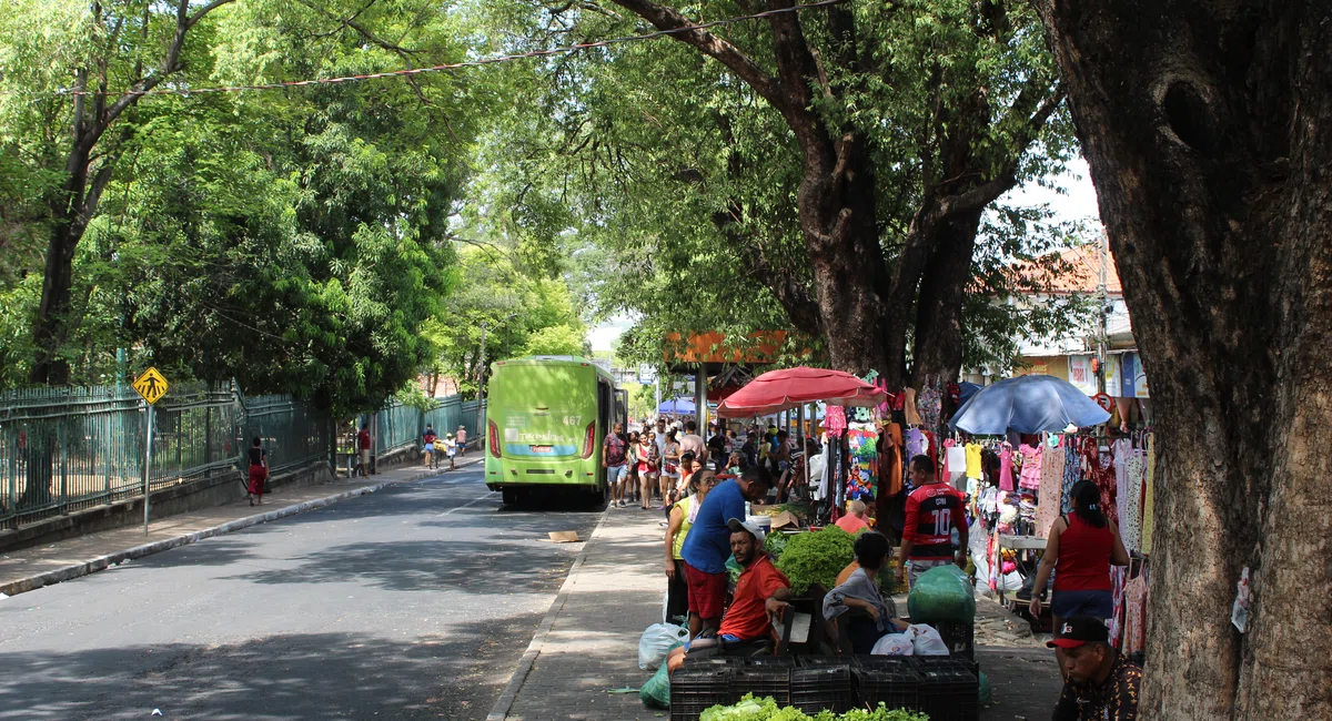 Pessoas aguardando transporte público