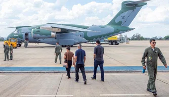 Terceiro avião da FAB com brasileiro pousa em Recife