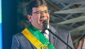 Governador Rafael Fonteles faz entrega de medalha em Parnaíba.