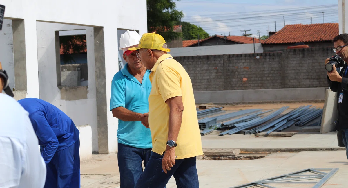 Prefeito Dr. Pessoa visita obra de creche no bairro Promorar