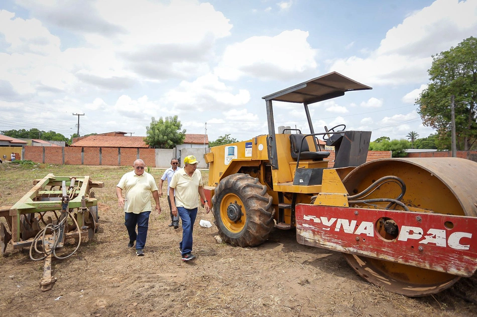 Prefeito Dr. Pessoa e o vereador Antônio José Lira visitam a obra