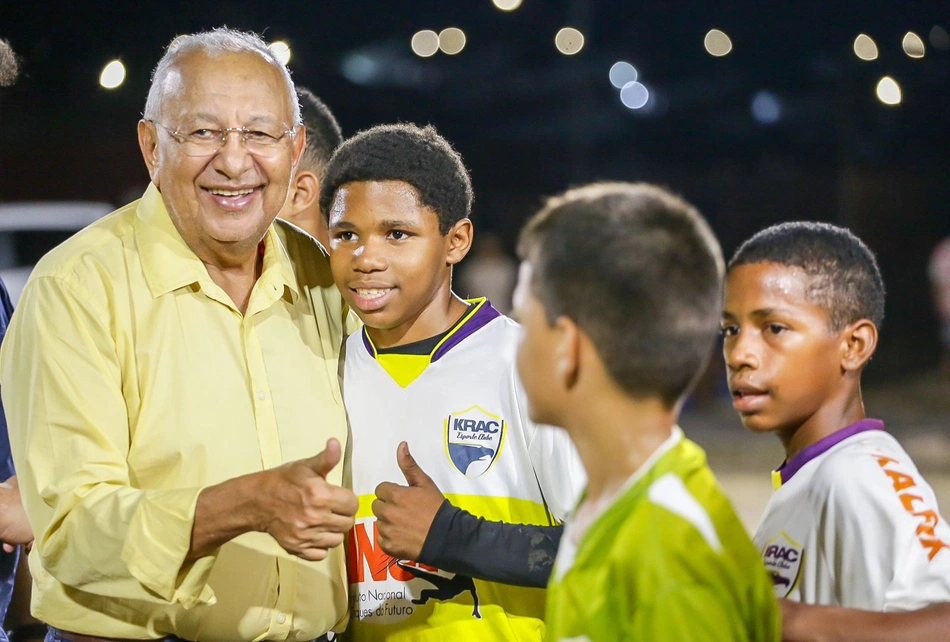 Prefeito de Teresina com os jogadores no campo do Residencial Leonel Brizola