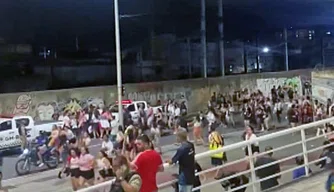 Fãs do RBD correndo dos arrastões depois do show