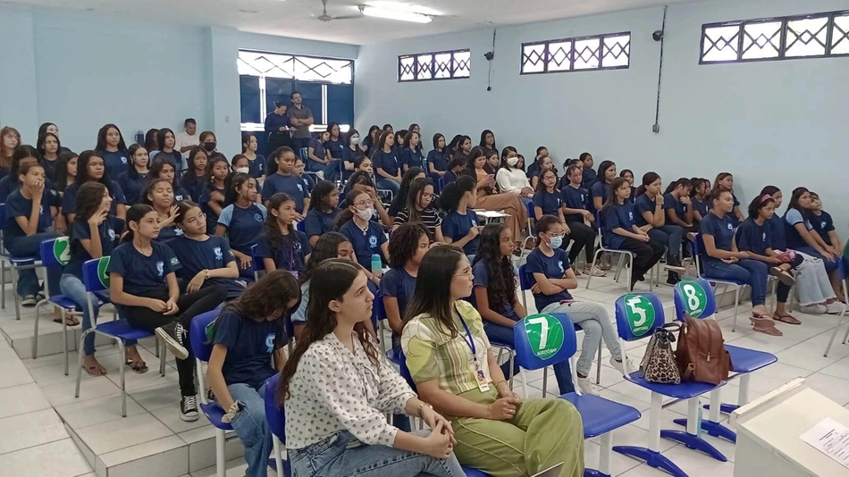 Alunas participam da solenidade de abertura do Programa da Erradicação da Pobreza Menstrual