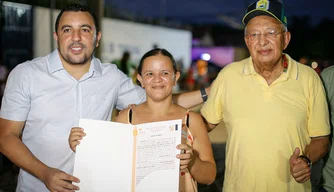 Prefeitura de Teresina entrega registro de imóveis para moradores do Recanto dos Pássaros.