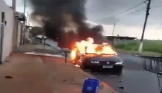 Carro pegando fogo
