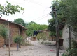 Família que vive em terreno do Grupo Claudino recebe ordem de despejo.