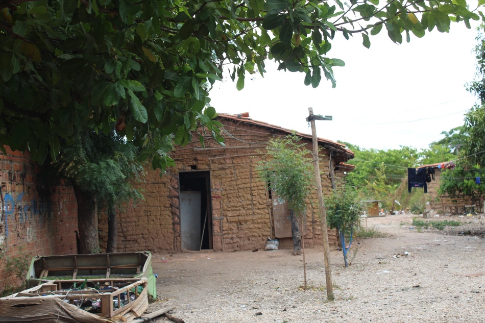 Família que vive em terreno do Grupo Claudino recebe ordem de despejo.