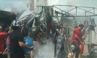 Barracas destruídas após incêndio em Picos.