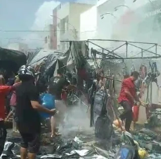 Barracas destruídas após incêndio em Picos.