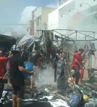 Barracas destruídas após incêndio em Picos.