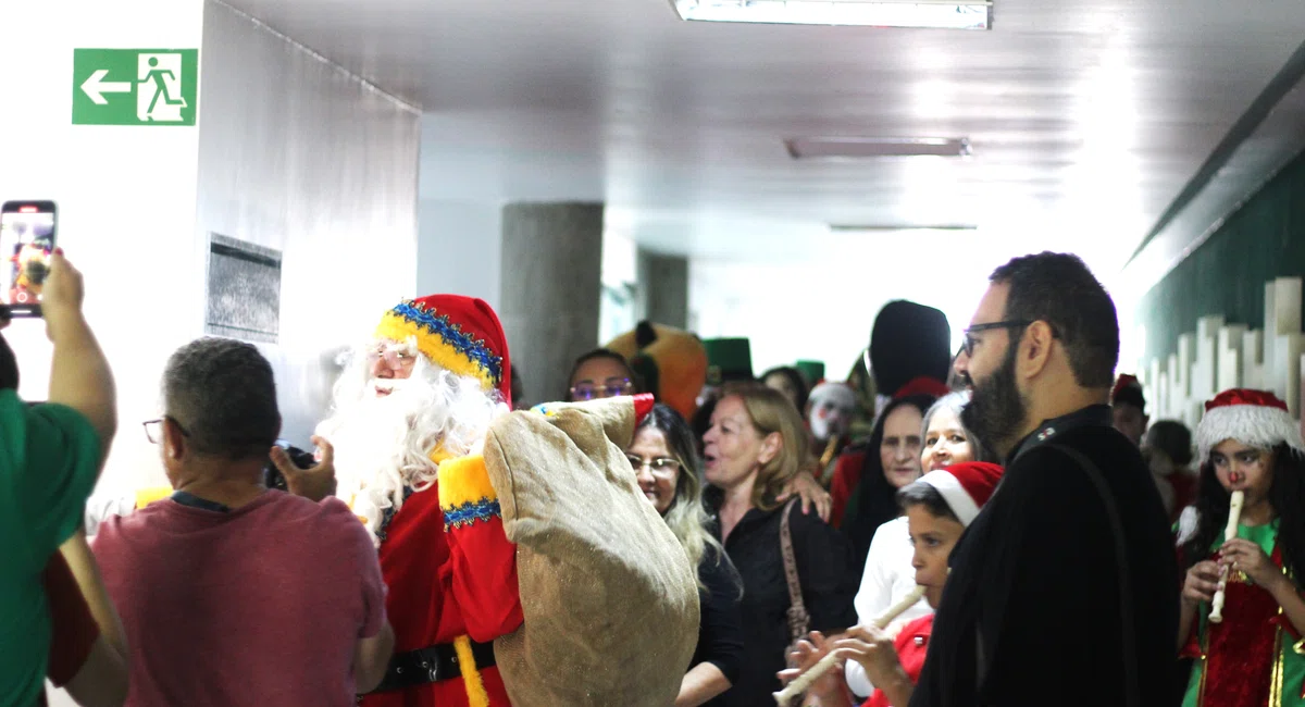 Visita do Papai Noel dos Correios na Alepi