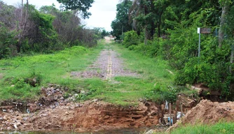 Cratera divide rua ao meio no bairro Parque Sul em Teresina