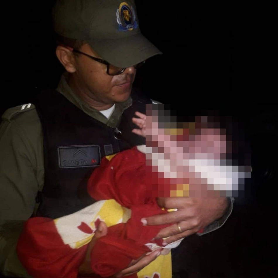 Bebê resgatado pela PM em matagal na cidade de Piripiri