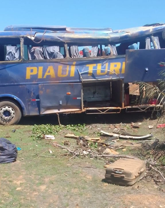 Ônibus envolvido em acidente com 20 feridos em Campo Maior.