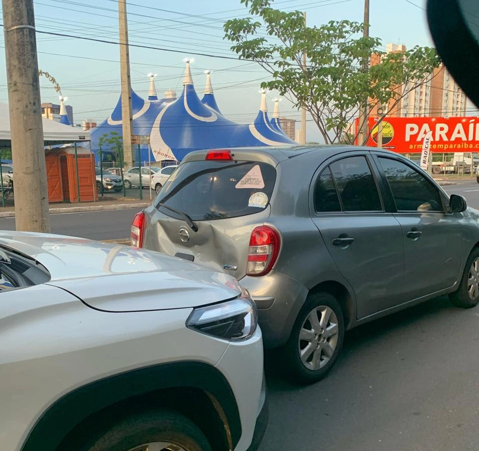 Três carros colidem na Avenida Raul Lopes em Teresina
