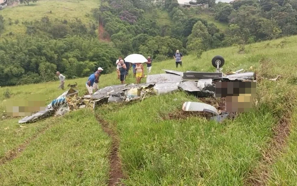 Avião cai em Minas Gerais