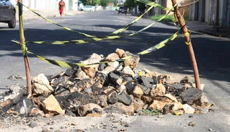 Obra deixou buraco na rua Arlindo Nogueira, zona Norte de Teresina.