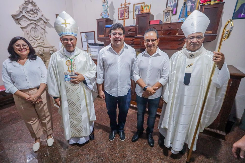 Governador Rafael Fonteles participa da missa de posse do novo Bispo de Parnaíba