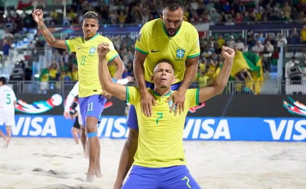 Edson Hulk e Bruno Xavier comemoram após gol na Copa do Mundo