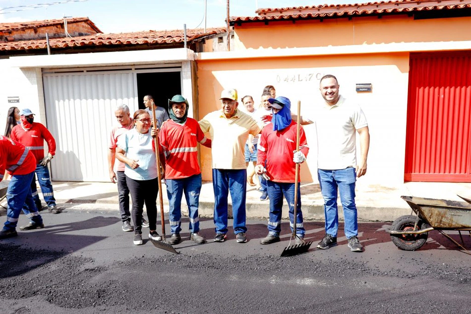 Prefeito de Teresina visita obras de pavimentação asfáltica no bairro Promorar