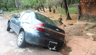 Carro cai em grotão na zona Sudeste