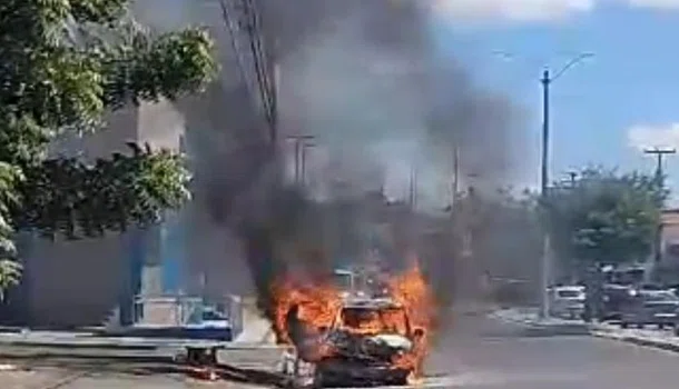 Carro fica destruído após pegar fogo na Avenida Barão de Castelo Branco; veja vídeo