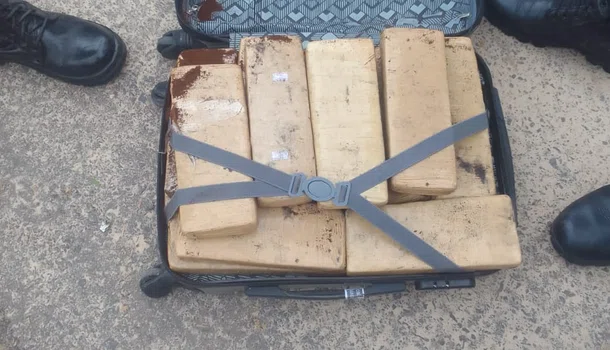 Polícia Militar prende homem com 24 tabletes de maconha dentro de mala em Floriano