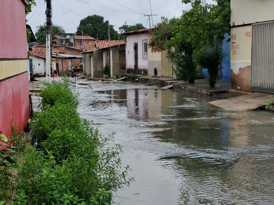 Alagamento na rua 19 de Novembro, bairro Itaperu