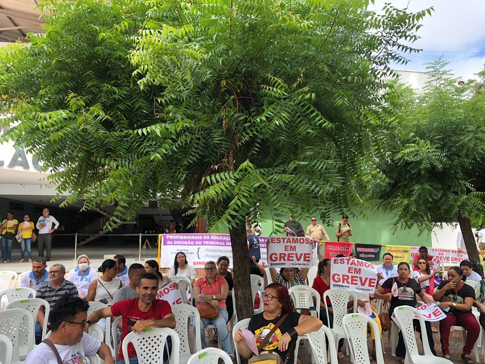 Protesto dos professores grevistas na Câmara de Teresina