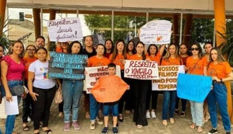 Protesto de mães atípicas em frente a Humana Saúde