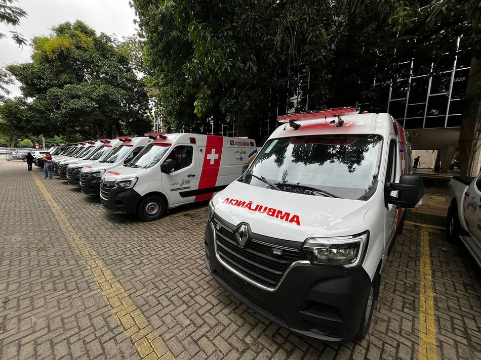 Rafael Fonteles realiza solenidade de entrega de novas ambulâncias hospitalares
