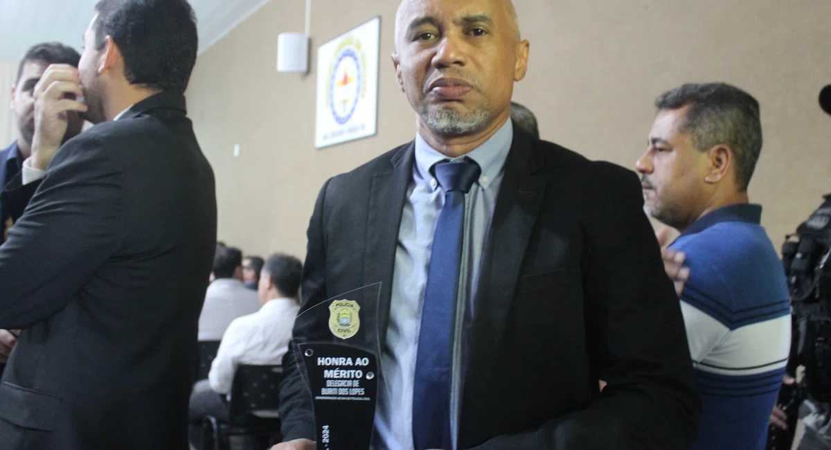 Secretário Chico Lucas entrega medalhas em homenagem aos policiais civis