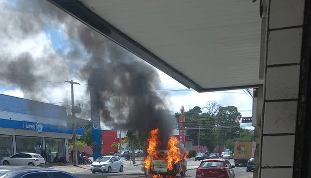 Carro pega fogo no cruzamento das avenidas Presidente Kennedy e Dom Severino