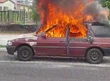 Carro fica destruído após pegar fogo na zona Sudeste de Teresina