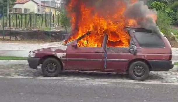 Carro fica destruído após pegar fogo na zona Sudeste de Teresina
