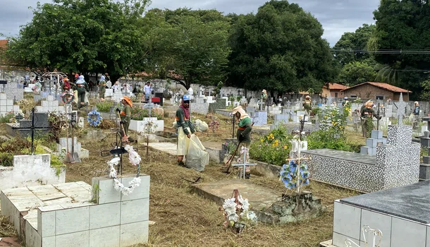 Saad realiza limpeza nos cemitérios para Dia das Mães em Teresina