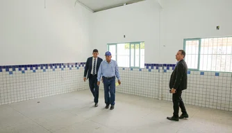 Dr. Pessoa acompanha obras em escola de ensino infantil no bairro Água Mineral