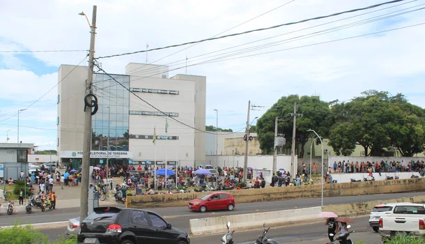 Filas "quilométricas" marcam último dia para regularização eleitoral no Piauí