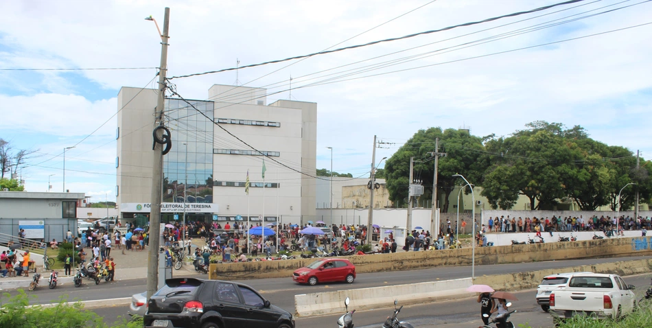 Filas quilométricas marcam último dia para regularização eleitoral no Piauí