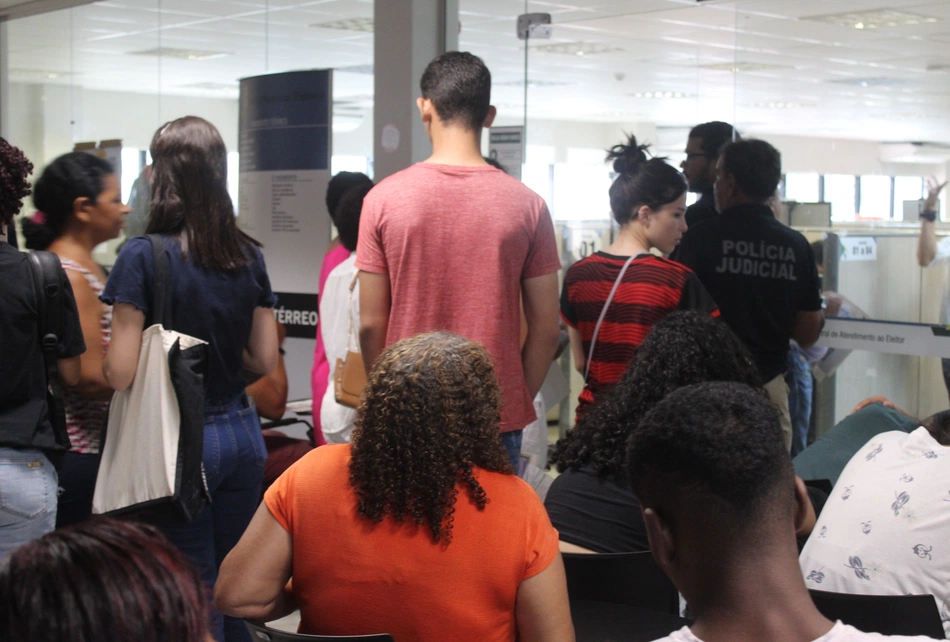 Filas quilométricas marcam último dia para regularização eleitoral no Piauí