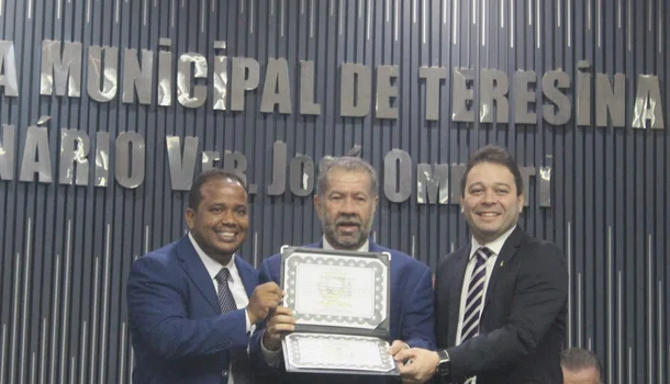 Ministro Carlos Lupi recebe título de cidadão teresinense