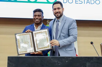 O ex-jogador da Seleção Brasileira recebeu o título honorífico nesta sexta-feira