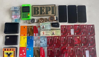 Cartões e objetos interceptados pela PM